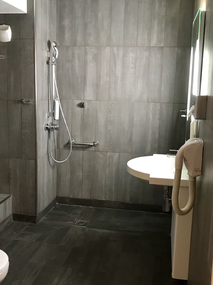 Accessible Family room with bunkbed and shower - Photo 7