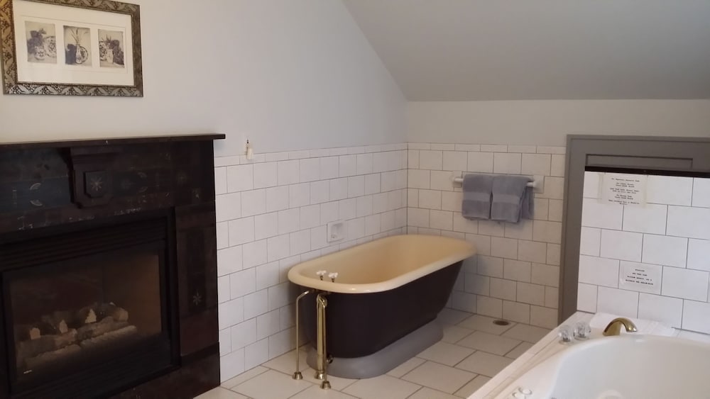 Deluxe Suite, 1 King Bed, Hot Tub (Linwoods View) photo 2