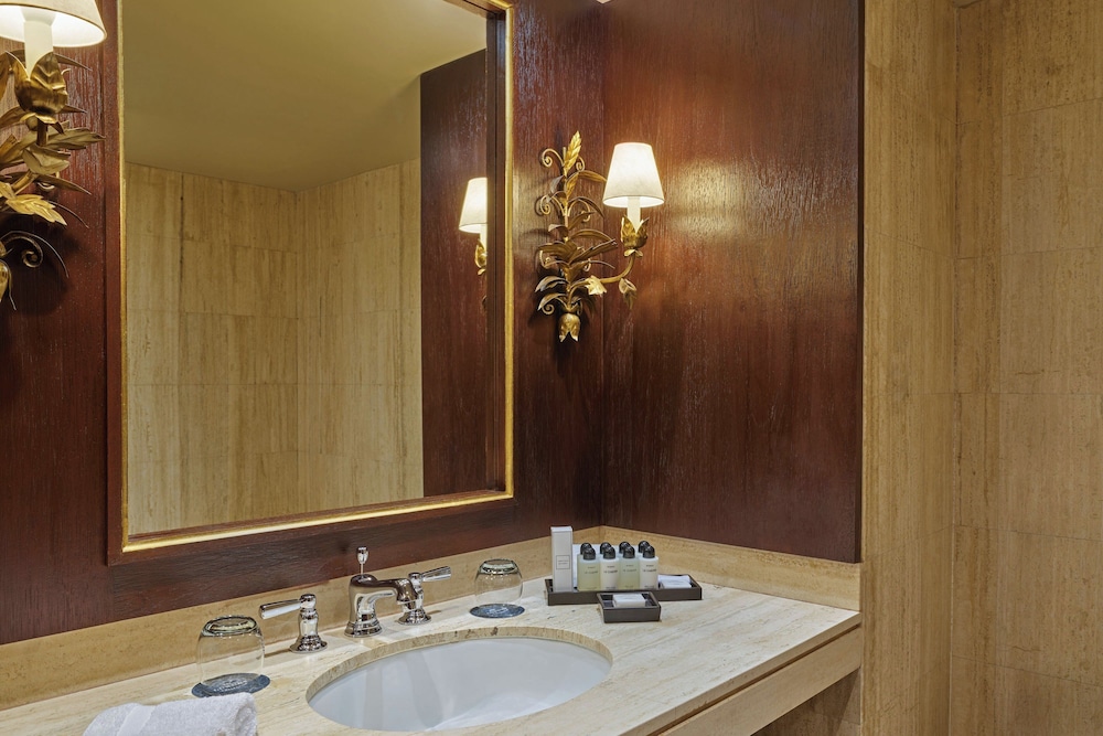 Deluxe Room, Multiple Beds - Photo 7