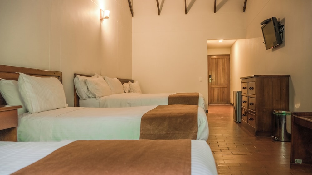 Family Room, Multiple Beds, Private Bathroom photo 3
