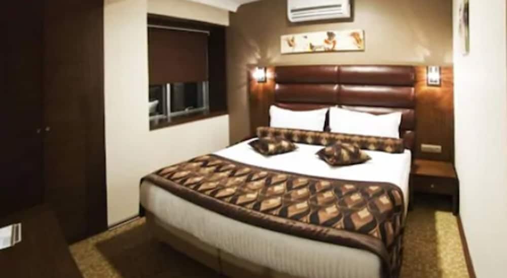 Double or Twin Room thumbnail 5