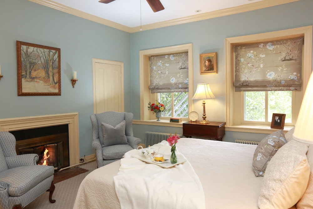 Luxury Suite, 1 King Bed, Jetted Tub, Garden View
