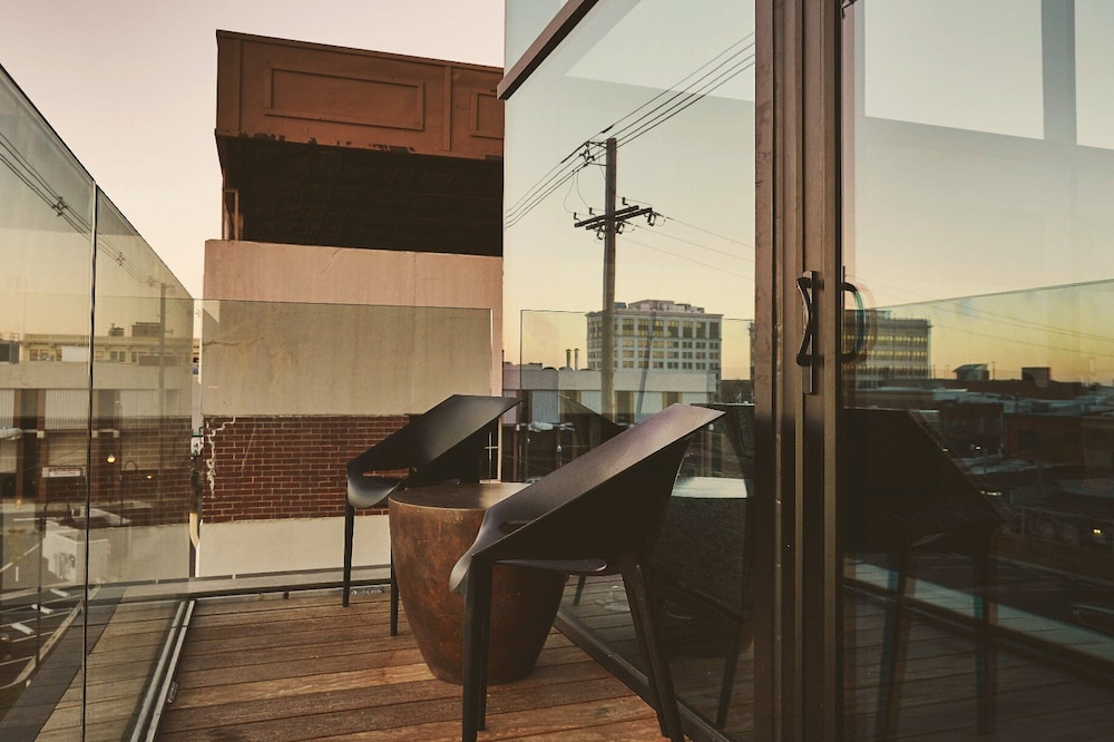 Room, 1 King Bed, Balcony photo 2