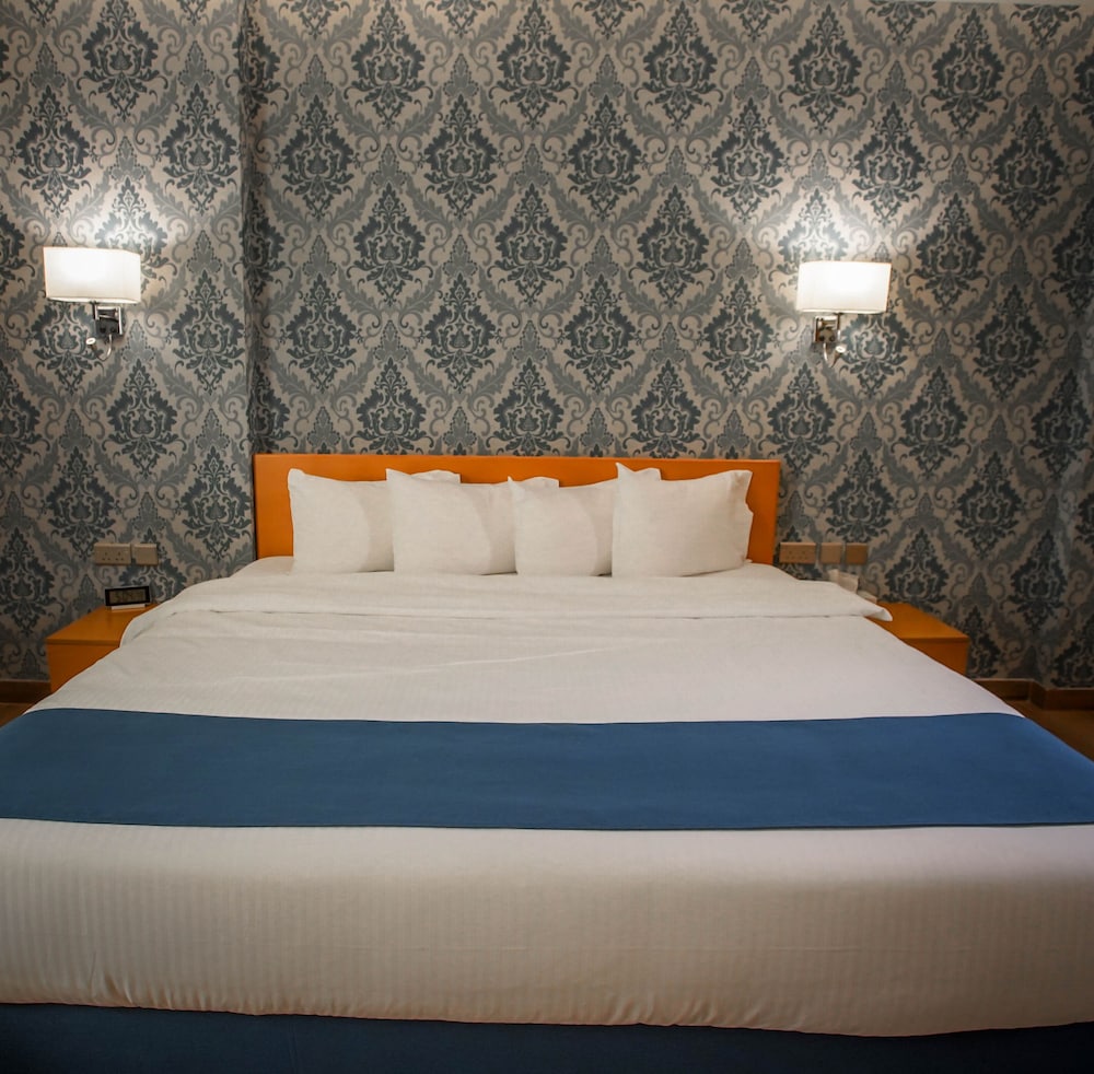 Deluxe Room, 1 King Bed - Photo 4