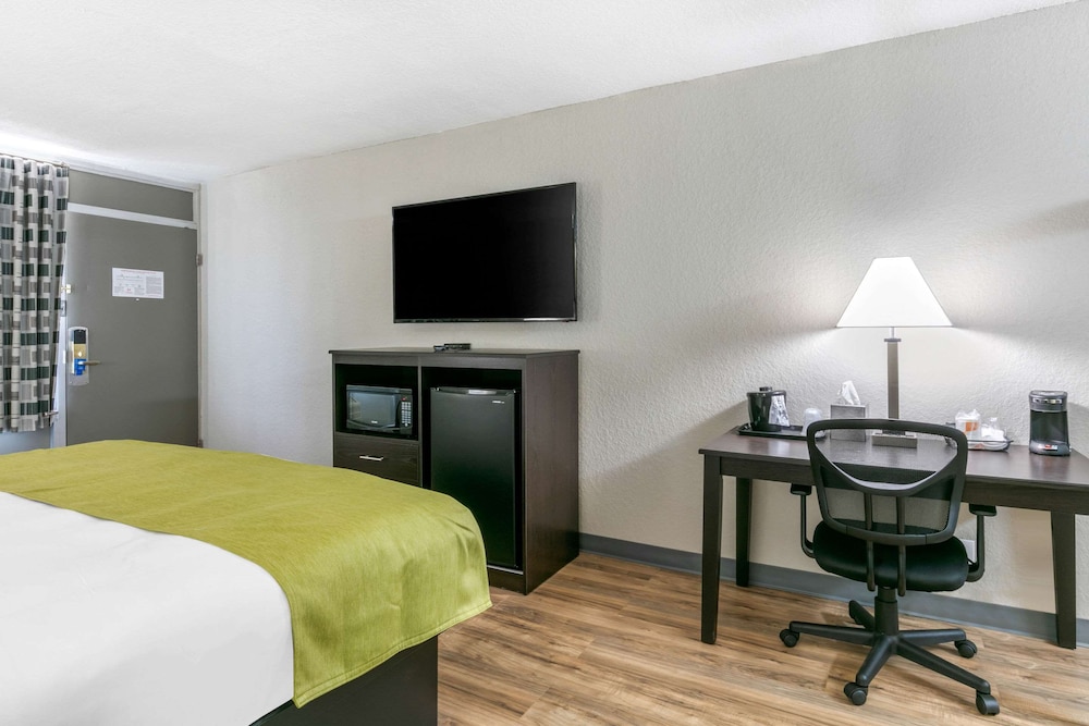 Standard Room, 1 King Bed, Non Smoking - Photo 3