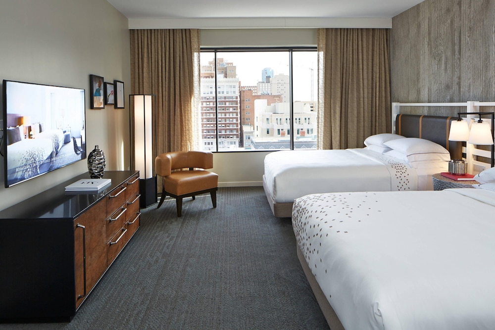 Club Room, 2 Queen Beds (Mobility/Hearing Accessible, Tub) - Photo 5