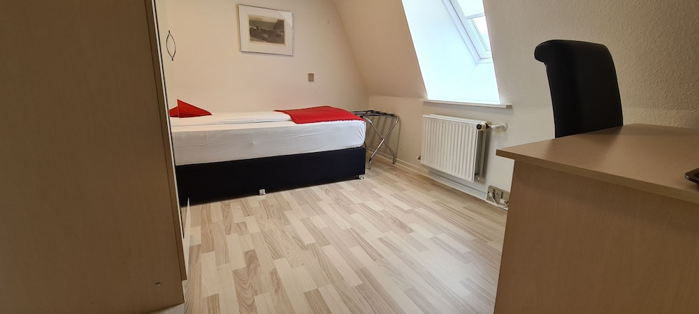 Standard single room, small bathroom, note stairs to floor photo 3