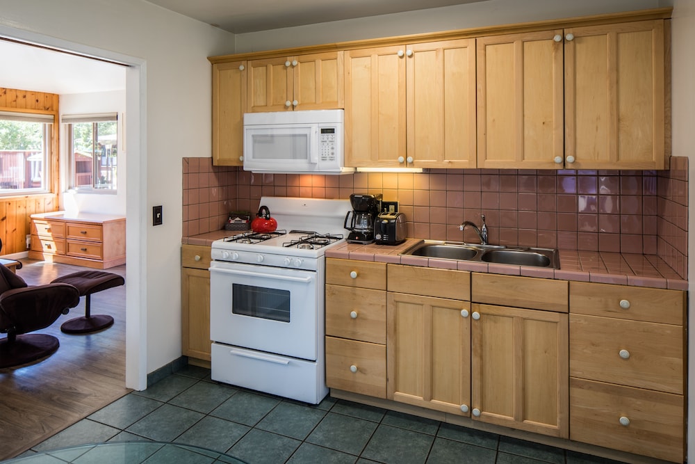 Standard Cottage, Kitchen (1 King Bed) photo 2