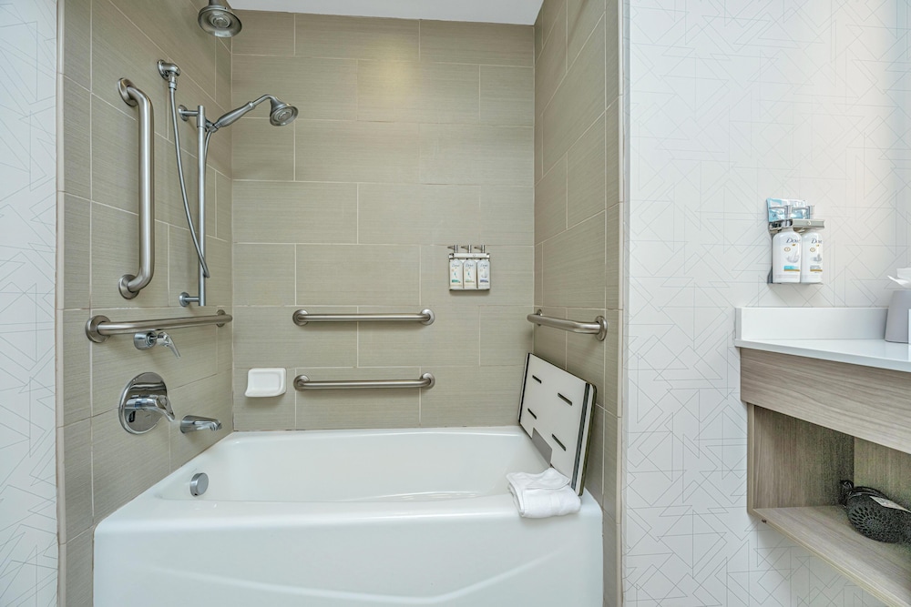 Suite, 1 King Bed, Accessible (Communications, Accessible Tub) - Photo 7