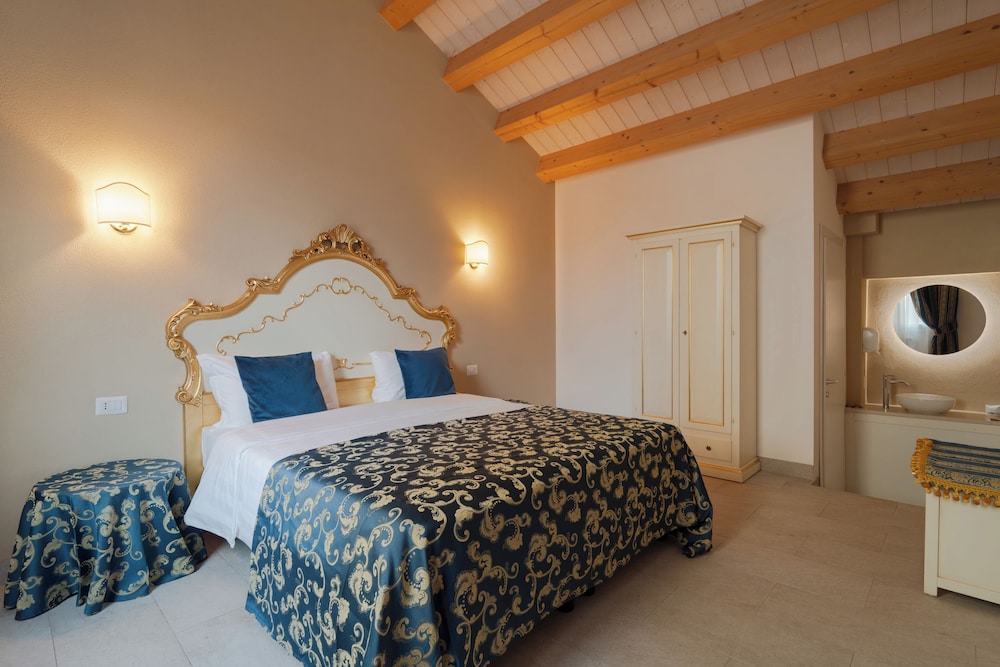 Queen Room photo 2