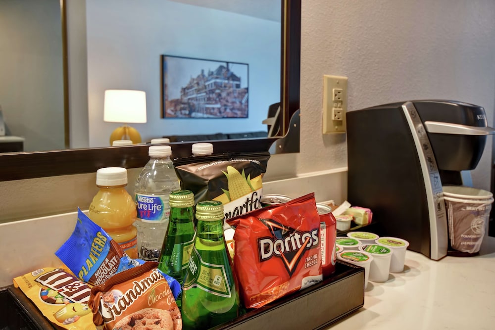Premium Suite, 1 King Bed, Non Smoking, Corner photo 3