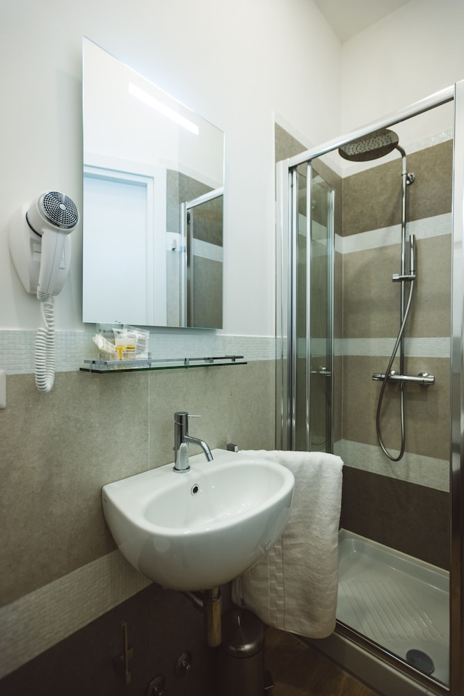 Standard Double Room, Ensuite, Garden View (Gray Room	) photo 2