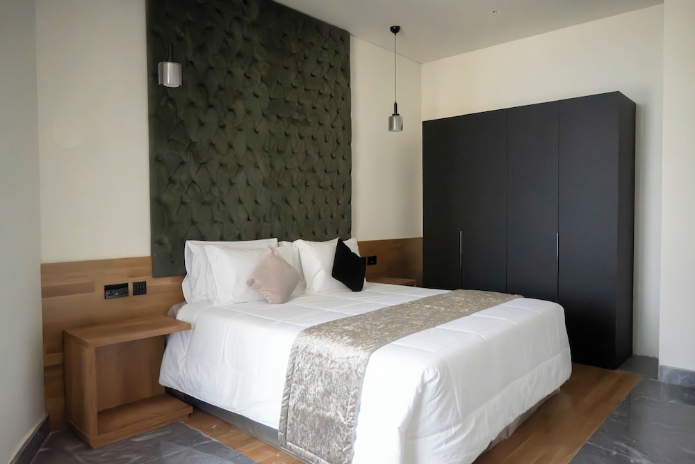 Luxury Apartment, 1 Bedroom, Balcony, Courtyard View photo 2