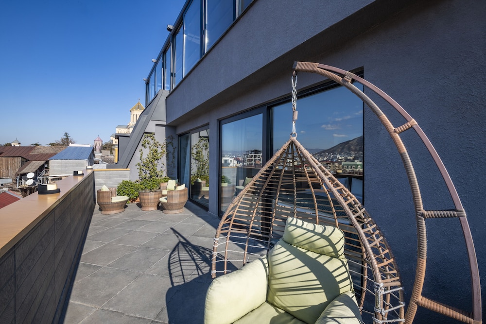 Luxury Studio Suite, 1 King Bed, Terrace photo 2