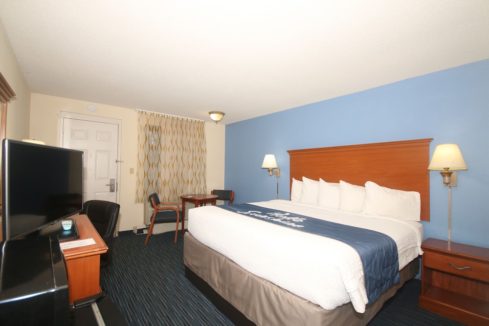 Standard Room, 1 King Bed photo 2