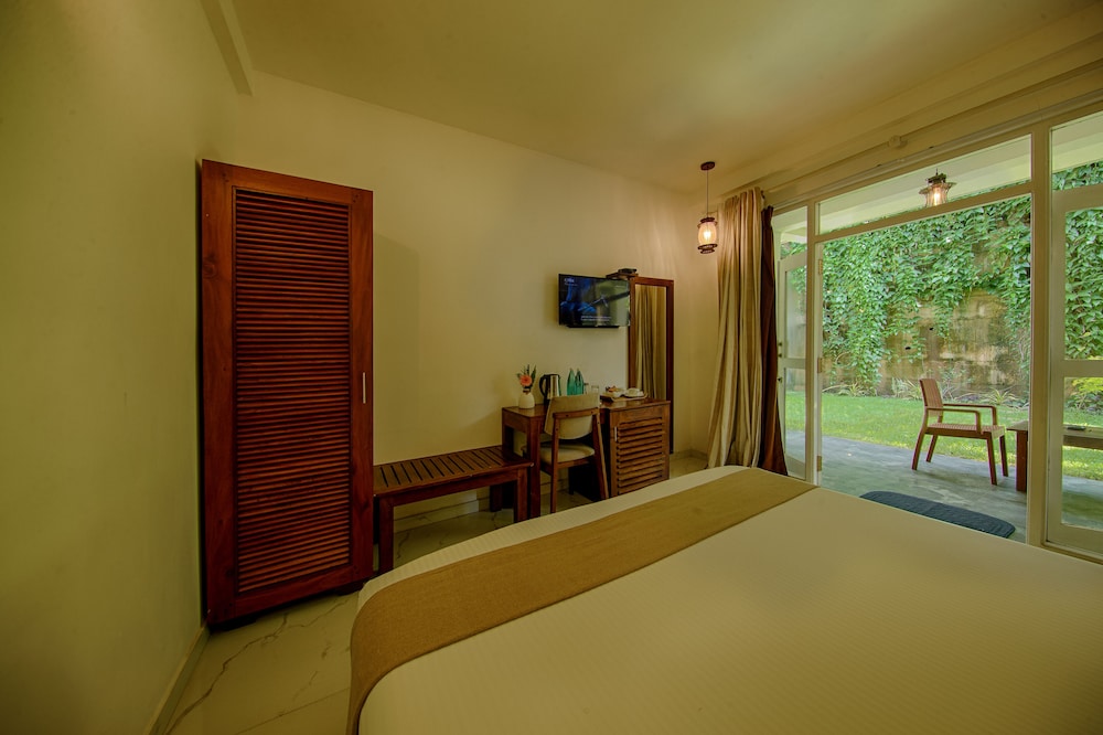 Deluxe Double Room, 1 King Bed, Patio, Garden View photo 2