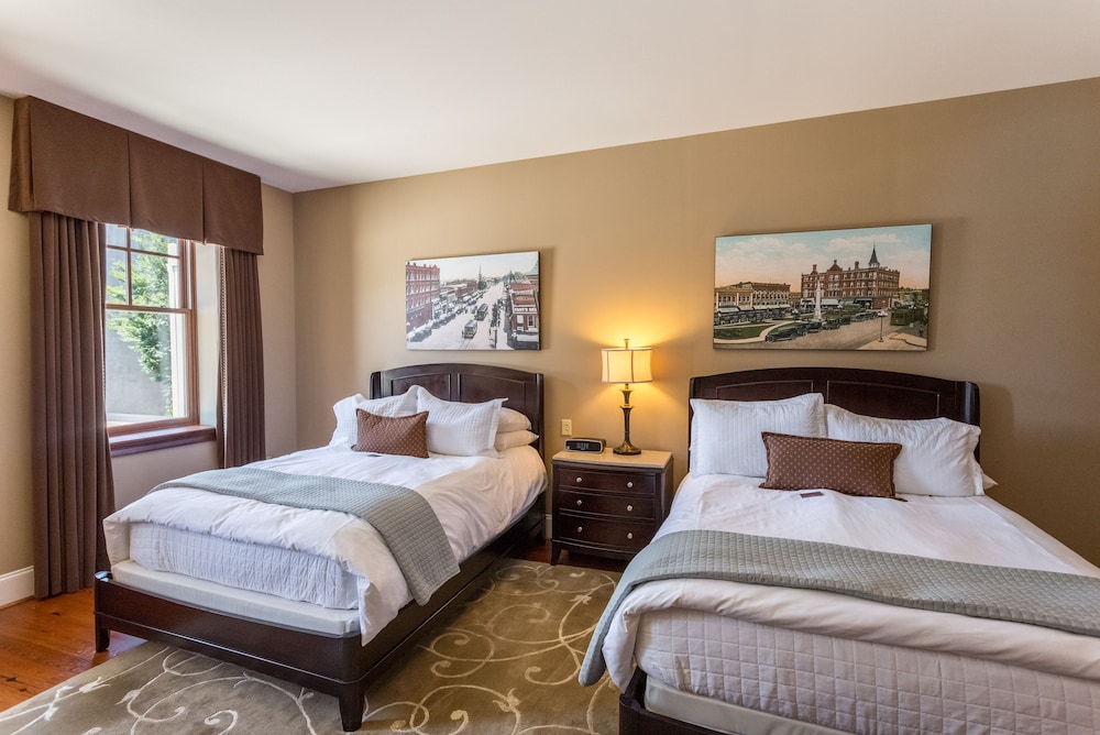 Standard Room, 2 Queen Beds (4)