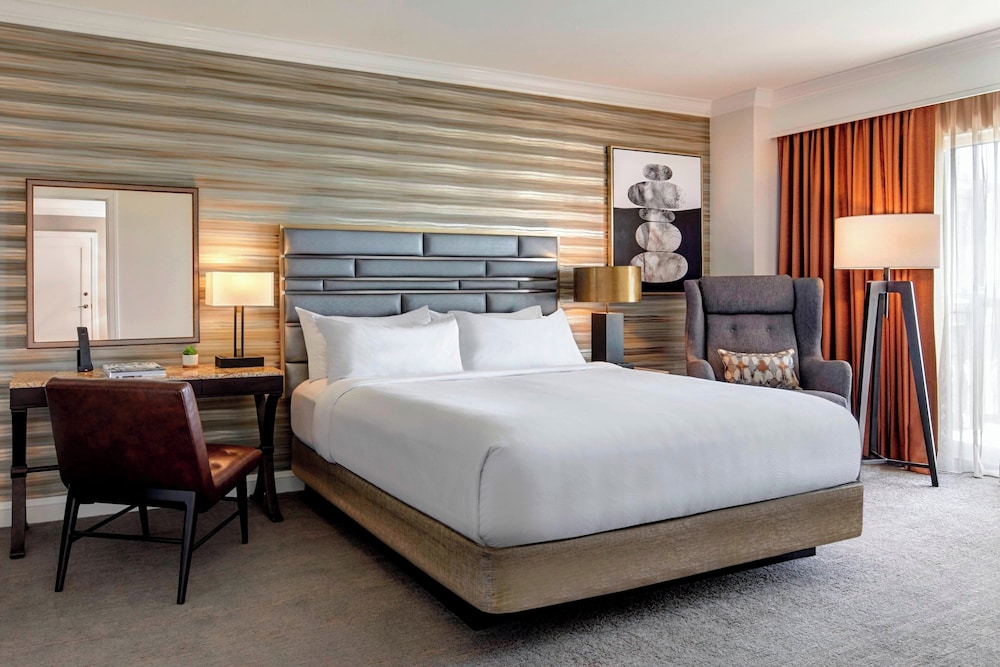 Executive Suite, 1 King Bed with Sofa bed, Balcony (Mobility/Hearing Access, Roll-In Shwr)