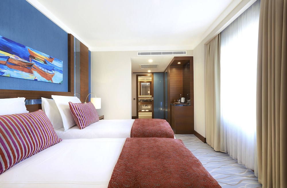 Superior Twin Room, 2 Twin Beds, City View photo 2