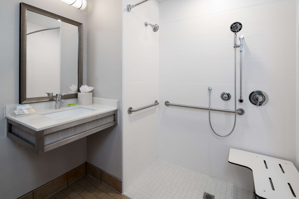 Room, 2 Queen Beds, Accessible (Roll-In Shower) - Photo 6