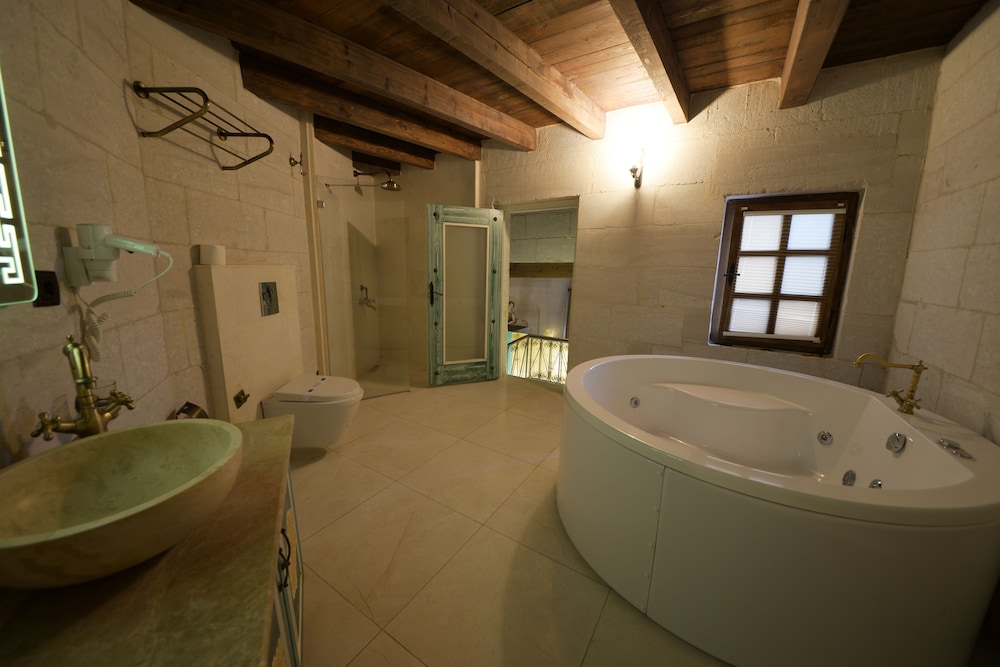 Honeymoon Suite - Photo 10