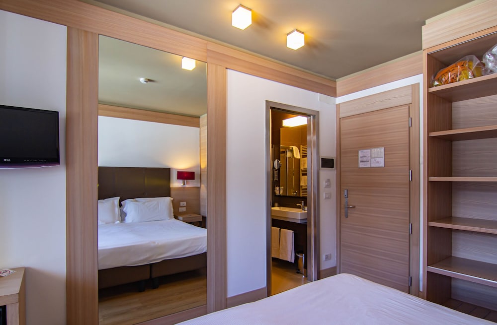 Classic Triple Room (with Spa Access) - Photo 5