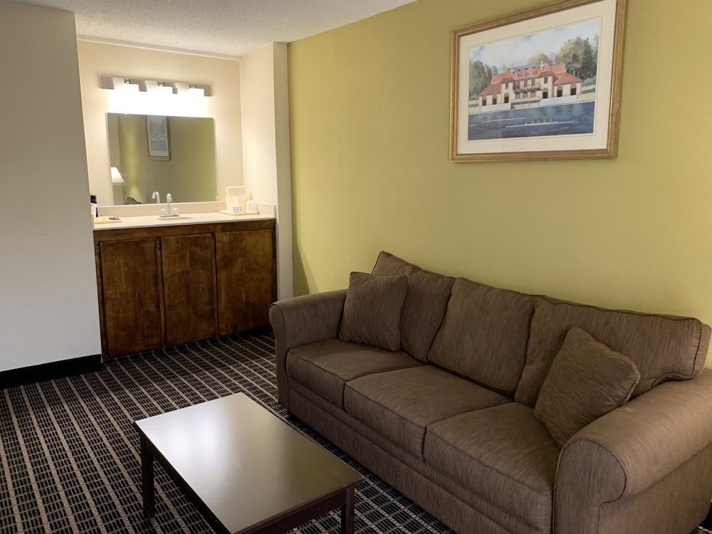 Suite, 1 King Bed - Photo 3