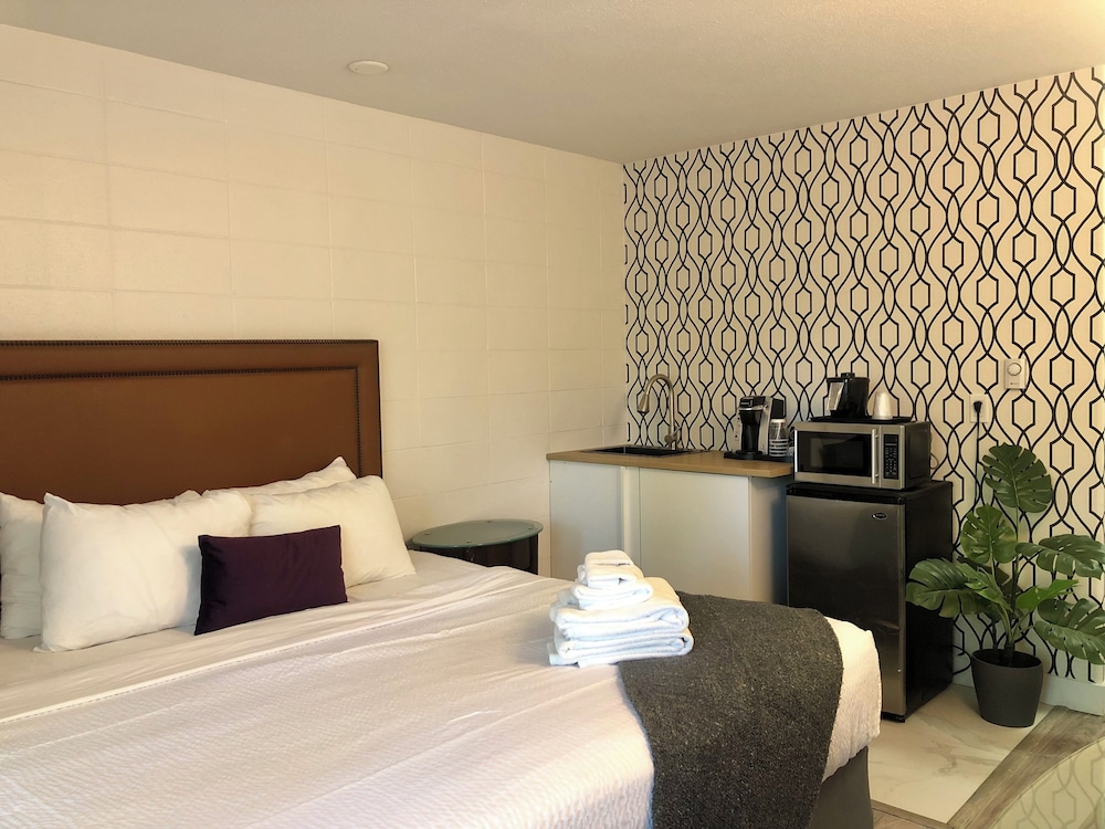 Studio Suite, 1 King Bed, Kitchenette photo 3