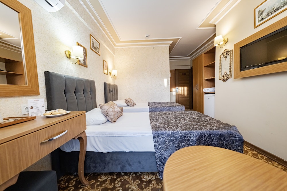 Standard Room with City View and French Balcony (Twin Bed) - Photo 15