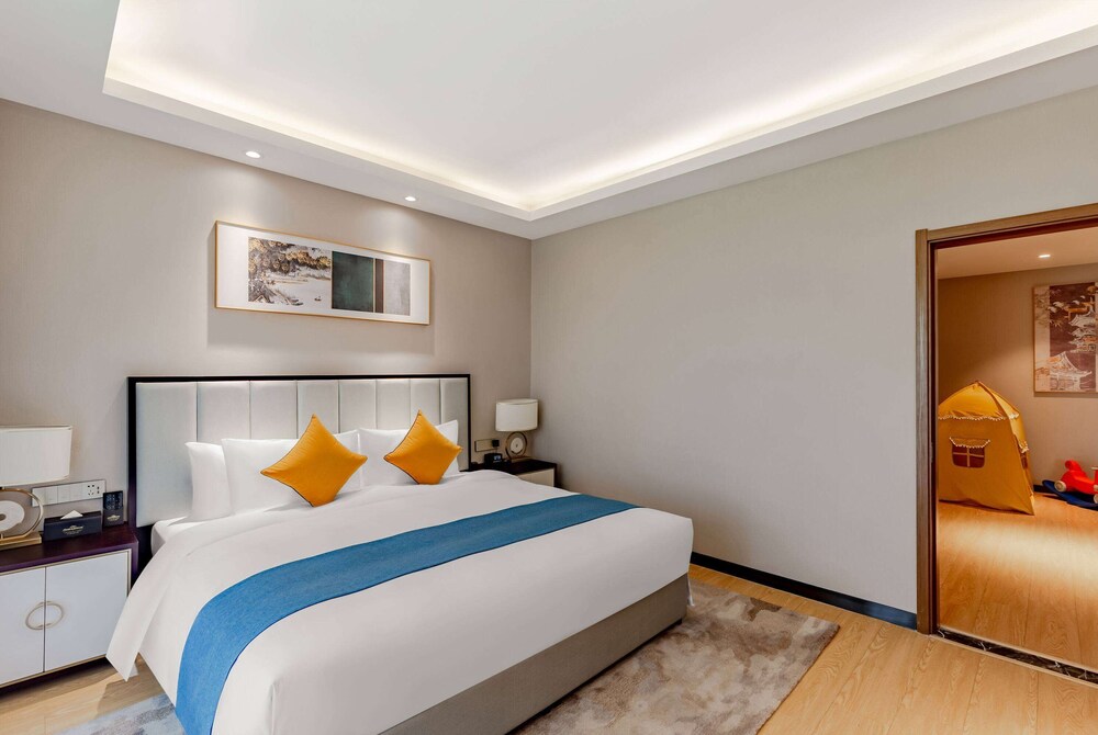 Family Suite, Multiple Beds, Smoking (Superior)
