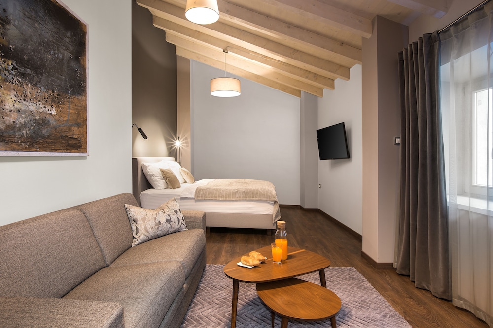 Room - Photo 2