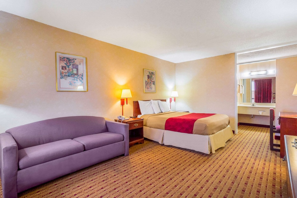 Standard Room, 1 Queen Bed, Non Smoking - Photo 9