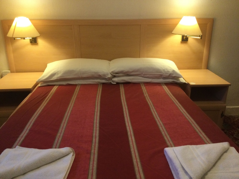 Lower Ground Floor Rear Facing Double Room, No View photo 2