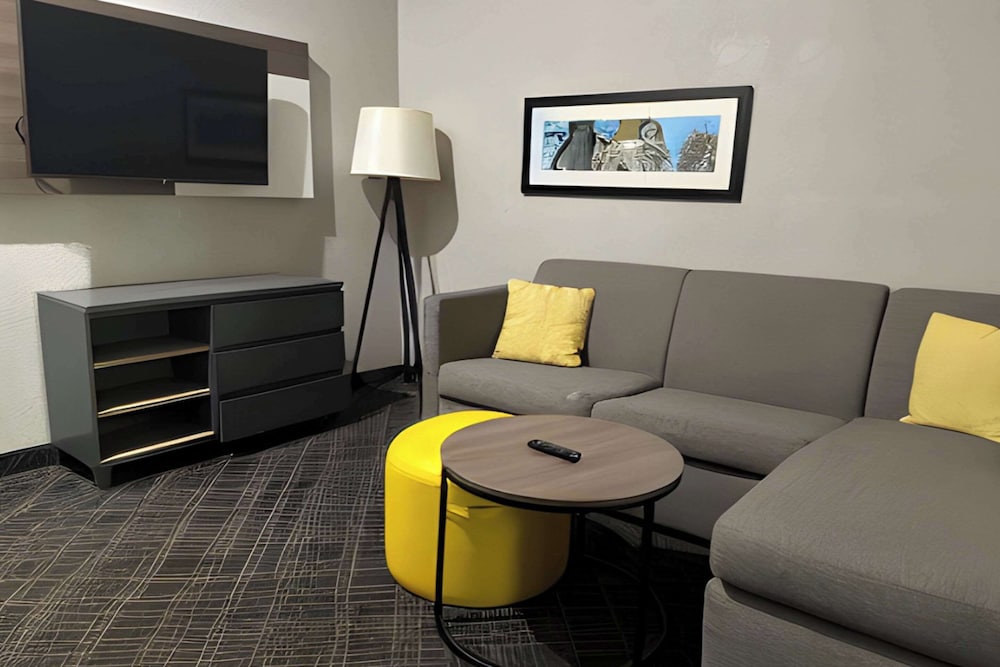 Business Suite, 1 King Bed with Sofa bed, Accessible, Non Smoking - Photo 6