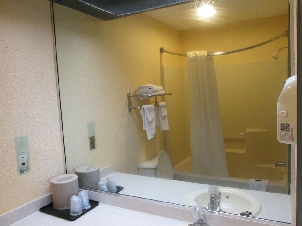 Deluxe Room, 1 King Bed, Non Smoking - Photo 4