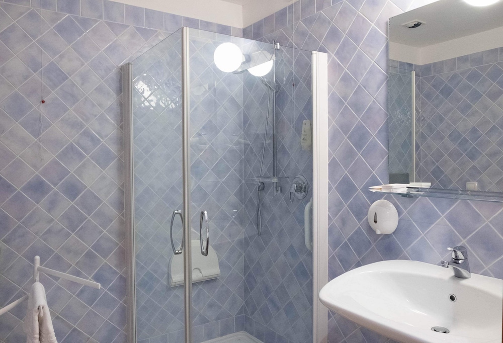 Superior Double Room Single Use - Photo 10