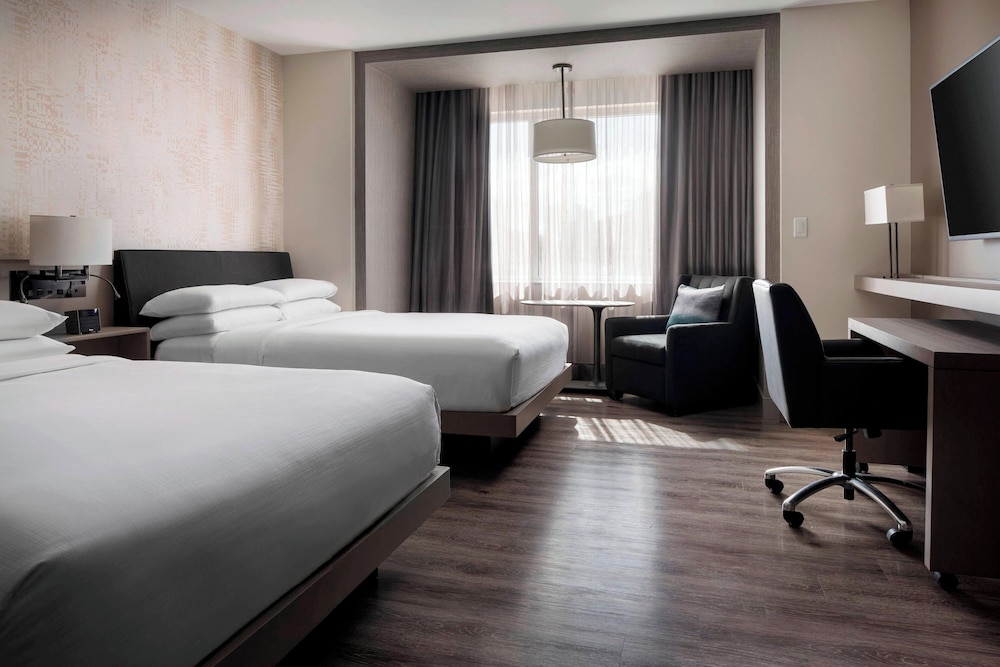 Executive Room, 2 Queen Beds (Mobility/Hearing Access, Roll-in Shwr) photo 3