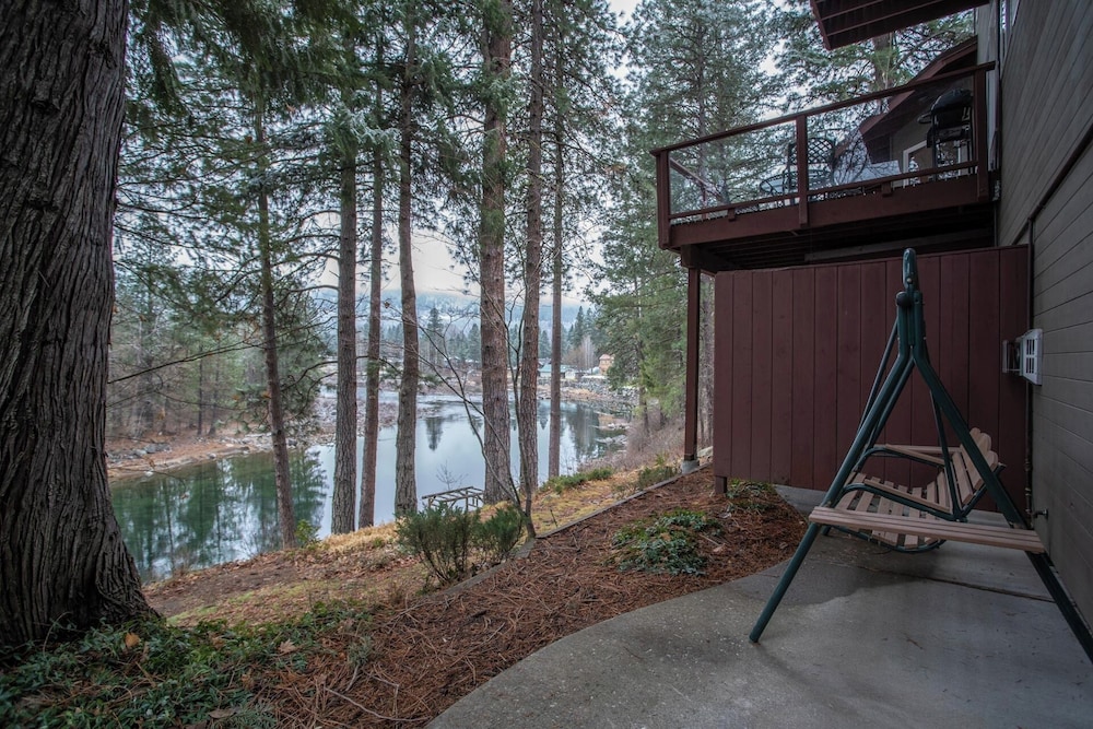 Columbia - 1 King Bed, Patio, River View, Pet Friendly, Fireplace photo 3