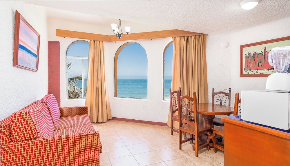 Oceanfront Villa Studio, 2nd Floor with AC