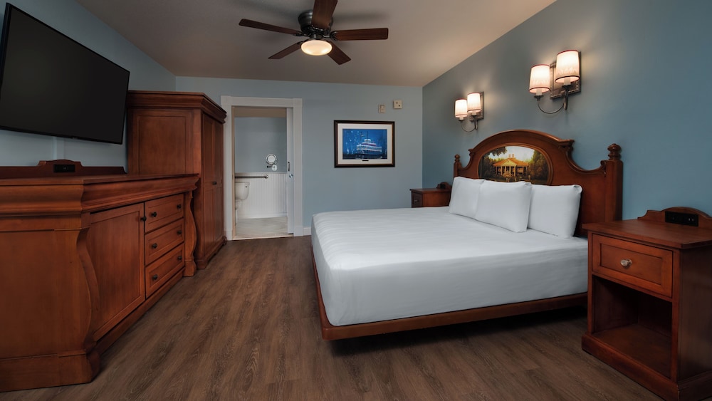 King Bed. Florida special accessible room with option for hearing accessibility. 1 king bed. photo 1