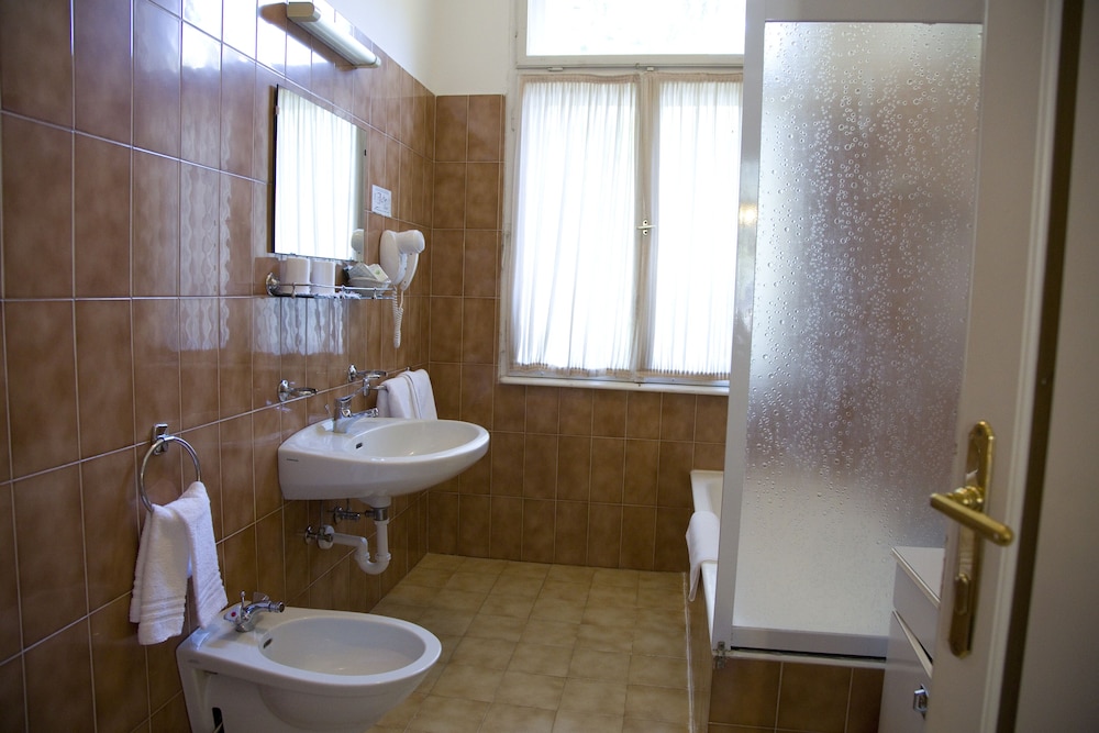 Double or Twin Room - Photo 15