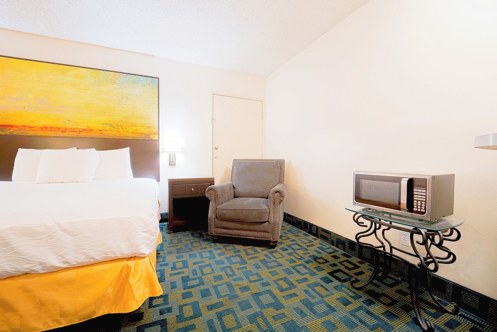 Room, 1 King Bed, Accessible, Poolside photo 3