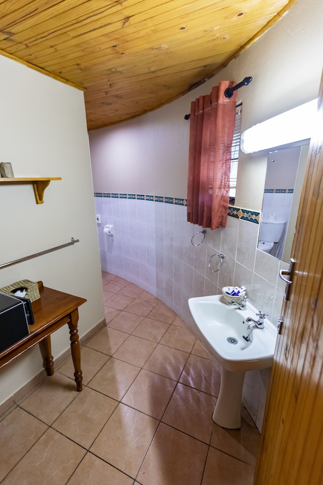 Standard Twin Room, Multiple Beds - Photo 10