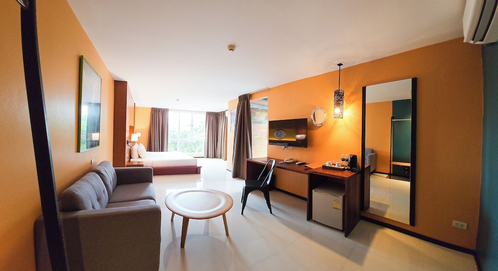 Deluxe Room, 1 King Bed, Balcony photo 3
