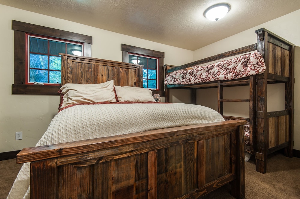 Romantic Cabin, 2 Bedrooms, River View, Mountainside photo 1