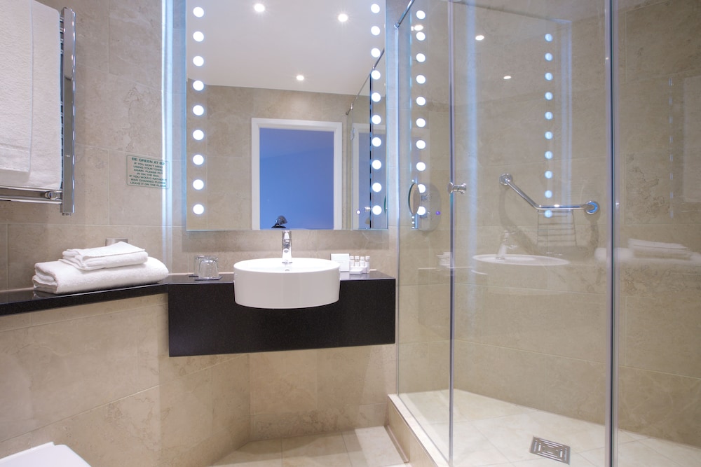 Premium Double Room, 1 King Bed, Balcony, City View photo 2