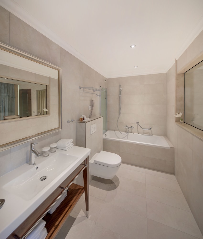 Junior Suite, 1 Bedroom, Balcony, Partial Sea View thumbnail 6