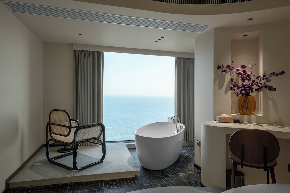 Panoramic Double Room, 1 King Bed, Bathtub, Ocean View photo 3