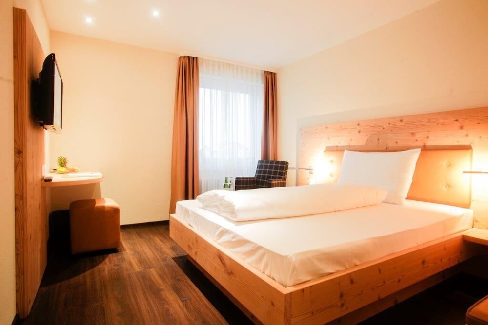 Standard Room, 1 Queen Bed, Balcony (Quiet Location) photo 1