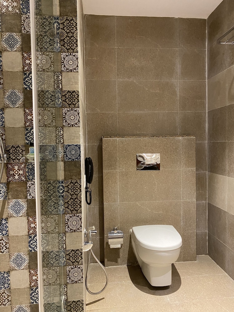 Premium Room with Balcony - Photo 11
